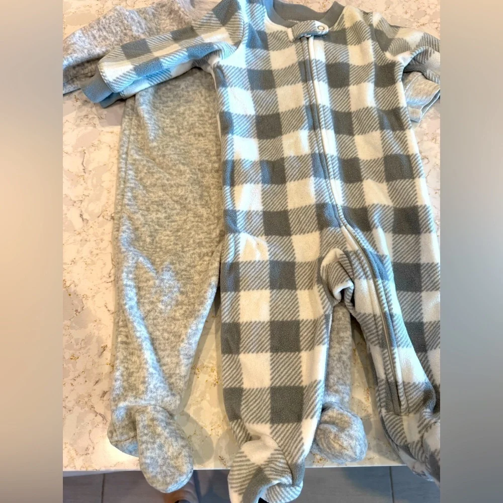 Amazon essentials 3-6Months - Gray and White Plaid Kids One Piece Fleece Footies